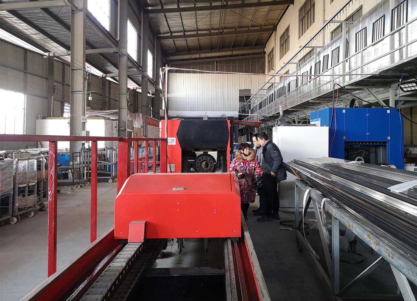 左岸相關設計師赴客戶工廠實地調研討論設計細節(jié)